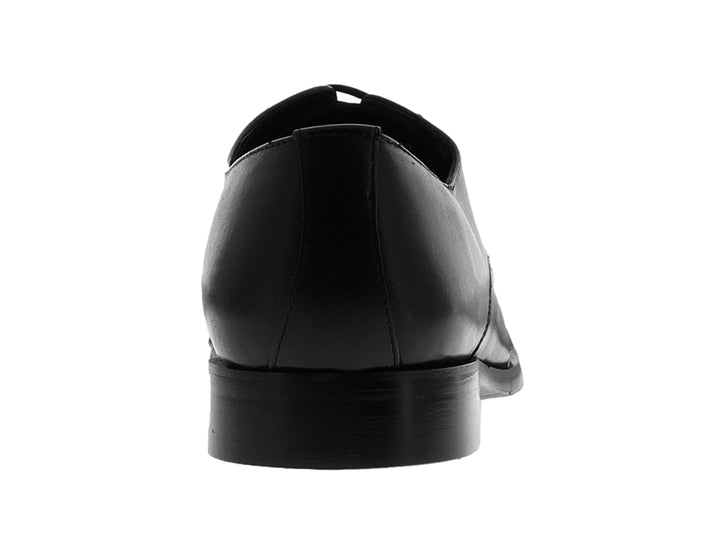 Zapato formal para hombre de cuero negro con agujetas y acabado brillante.