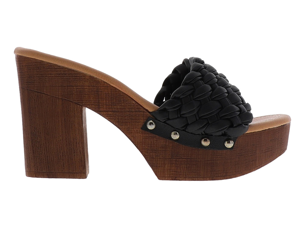 Sandalia negra con correa trenzada y tacón grueso de plataforma color madera.