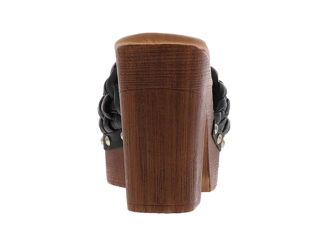 Sandalia negra con correa trenzada y tacón grueso de plataforma color madera.