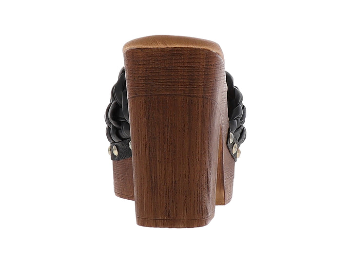Sandalia negra con correa trenzada y tacón grueso de plataforma color madera.