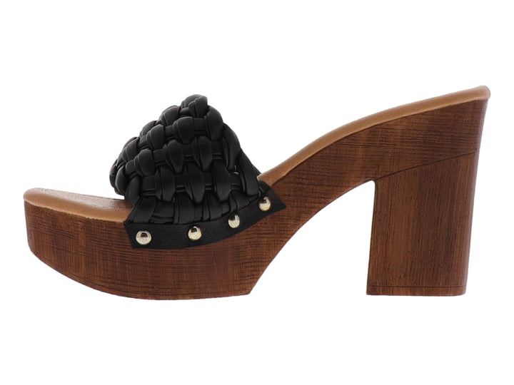 Sandalia negra con correa trenzada y tacón grueso de plataforma color madera.