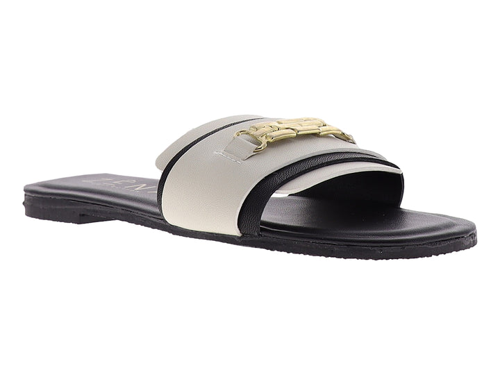 Sandalia casual para mujer en colores hueso y negro con hebilla dorada decorativa.