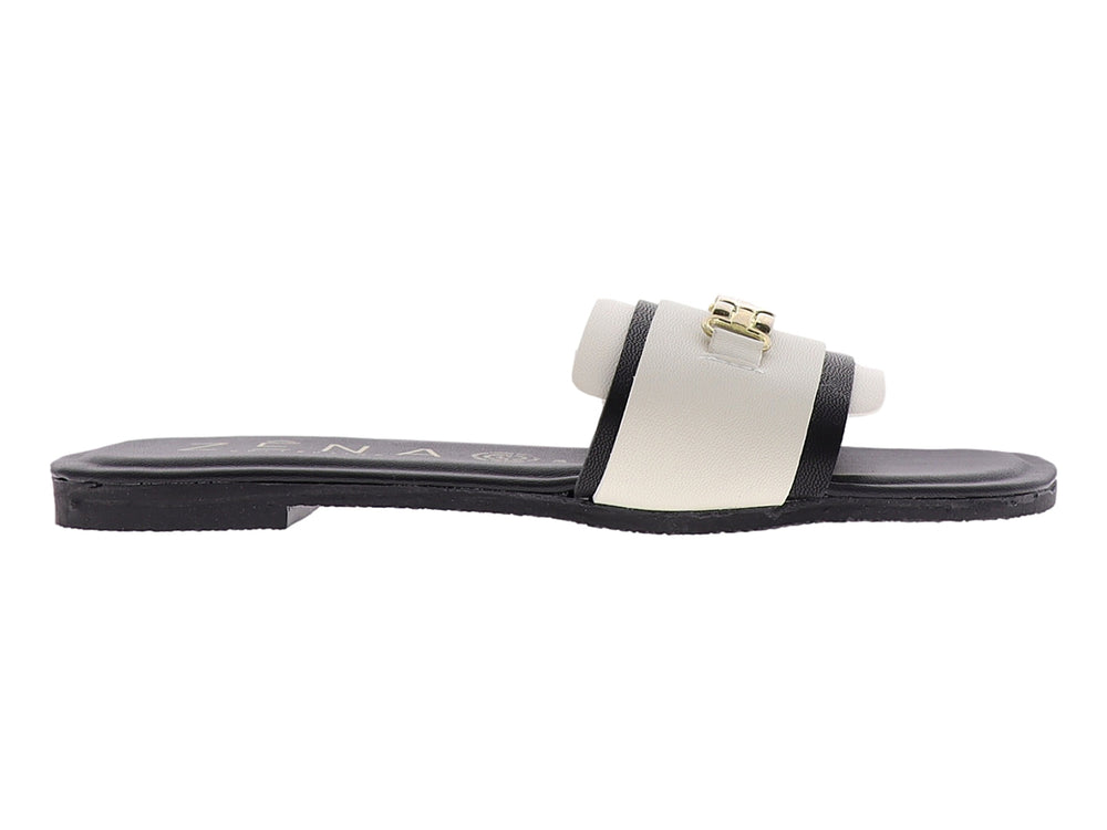 Sandalia casual para mujer en colores hueso y negro con hebilla dorada decorativa.