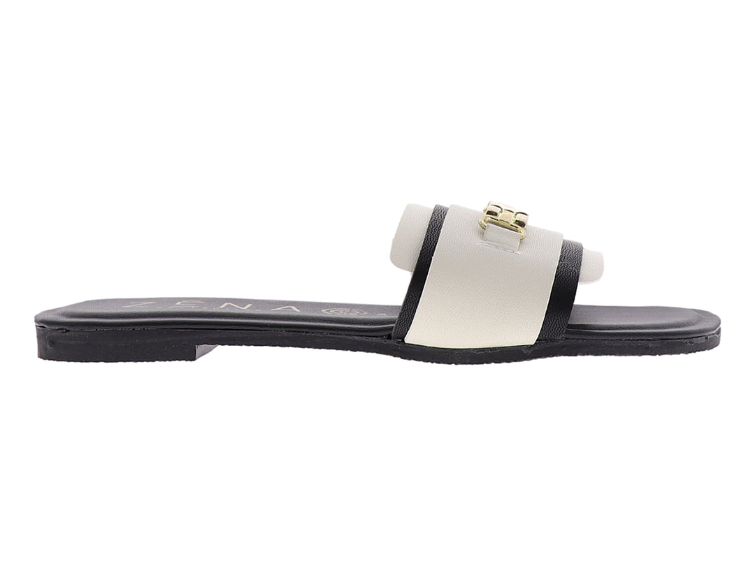 Sandalia casual para mujer en colores hueso y negro con hebilla dorada decorativa.