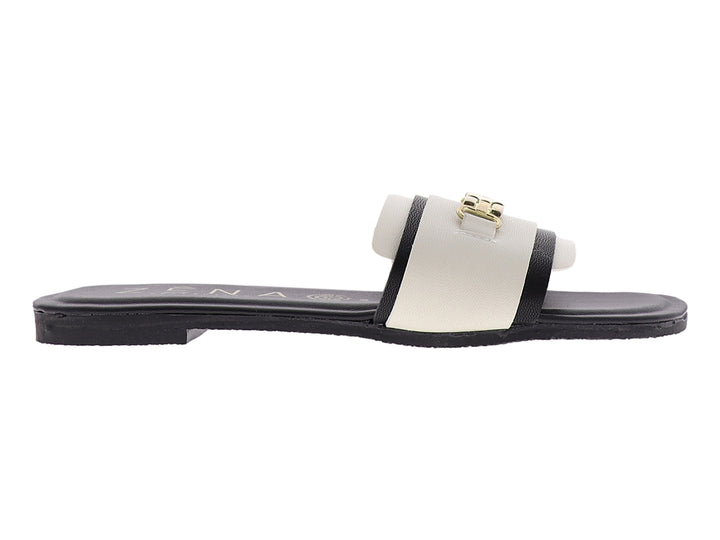 Sandalia casual para mujer en colores hueso y negro con hebilla dorada decorativa.