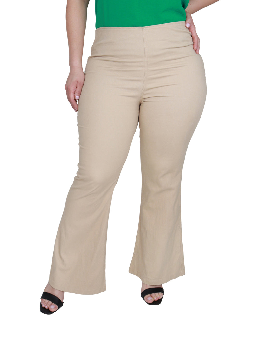 Mujer vistiendo pantalón campana color arena de tiro alto para maternidad.