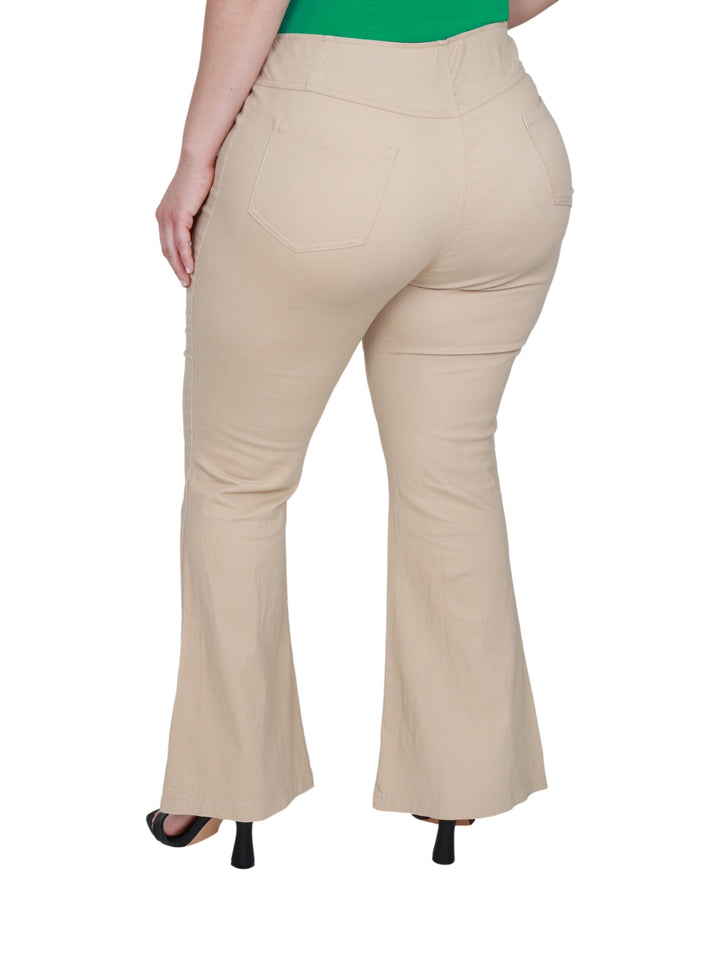 Mujer vistiendo pantalón campana color arena de tiro alto para maternidad.