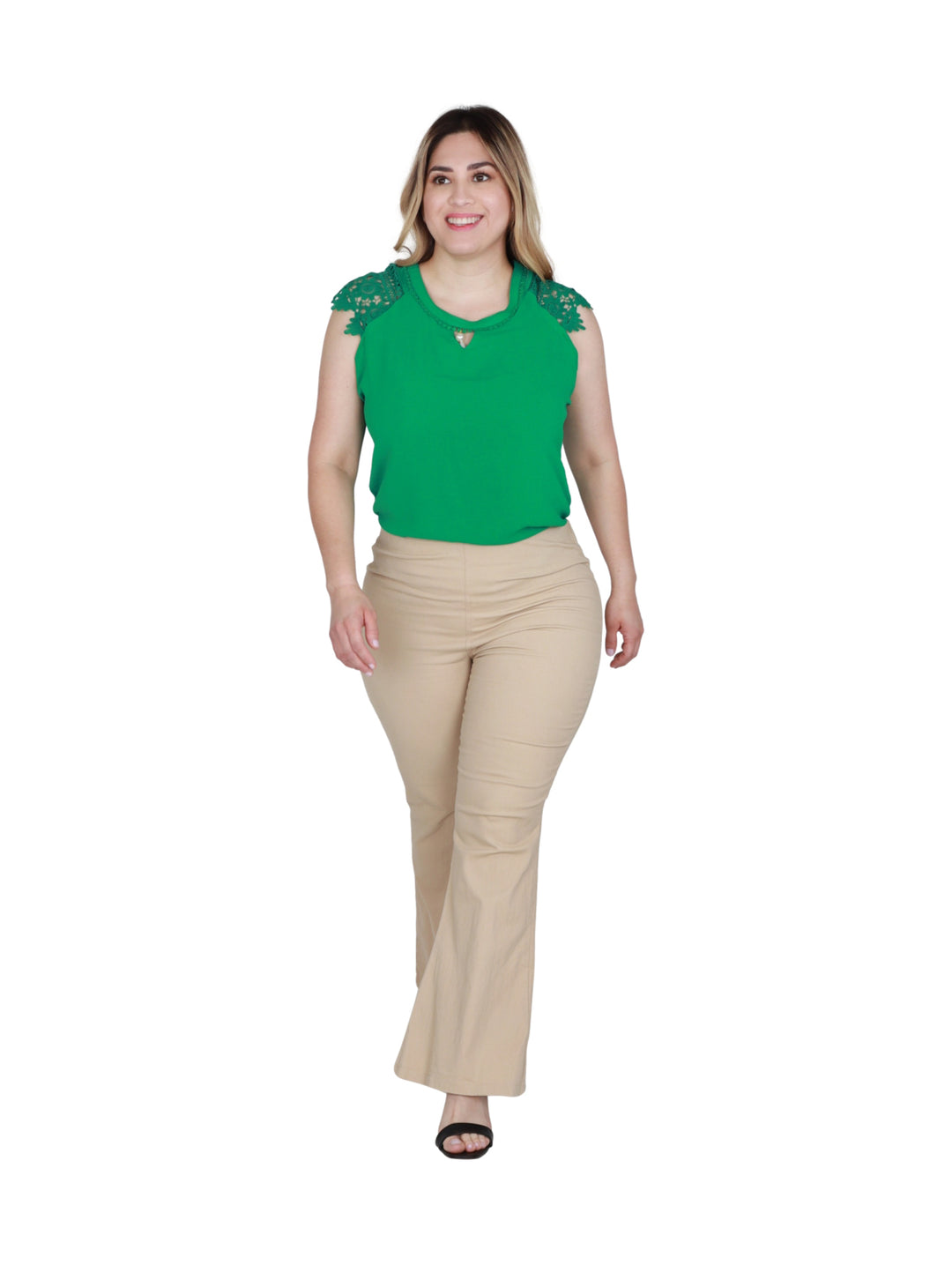 Mujer vistiendo pantalón campana color arena de tiro alto para maternidad.