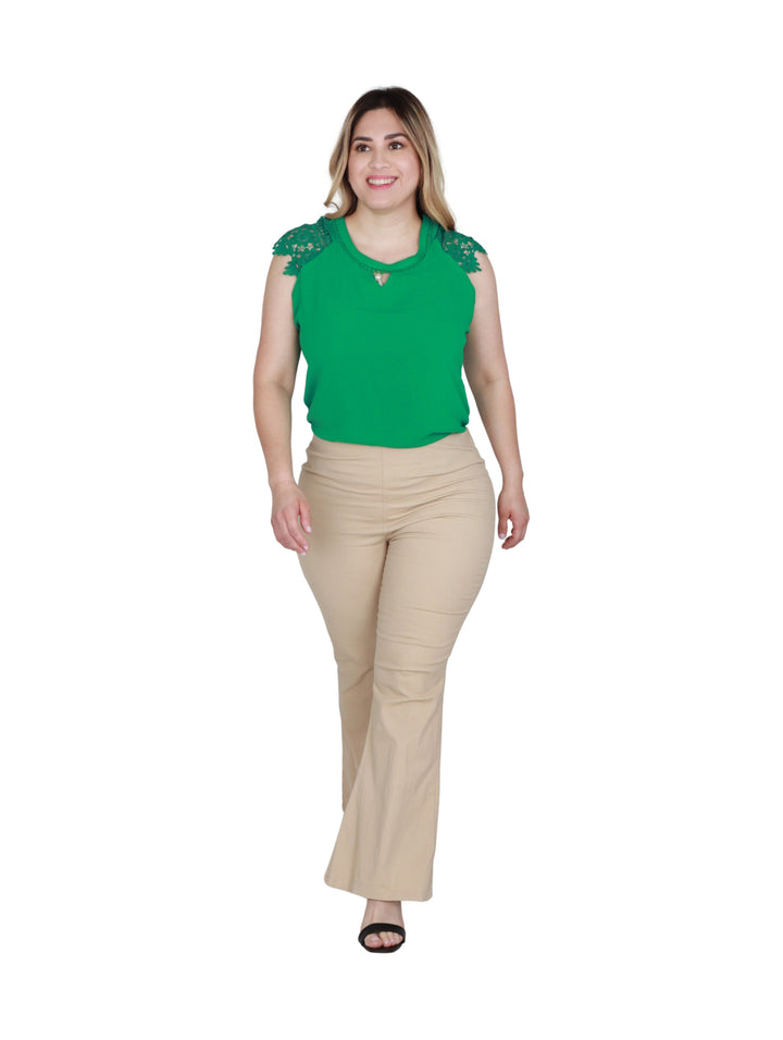 Mujer vistiendo pantalón campana color arena de tiro alto para maternidad.
