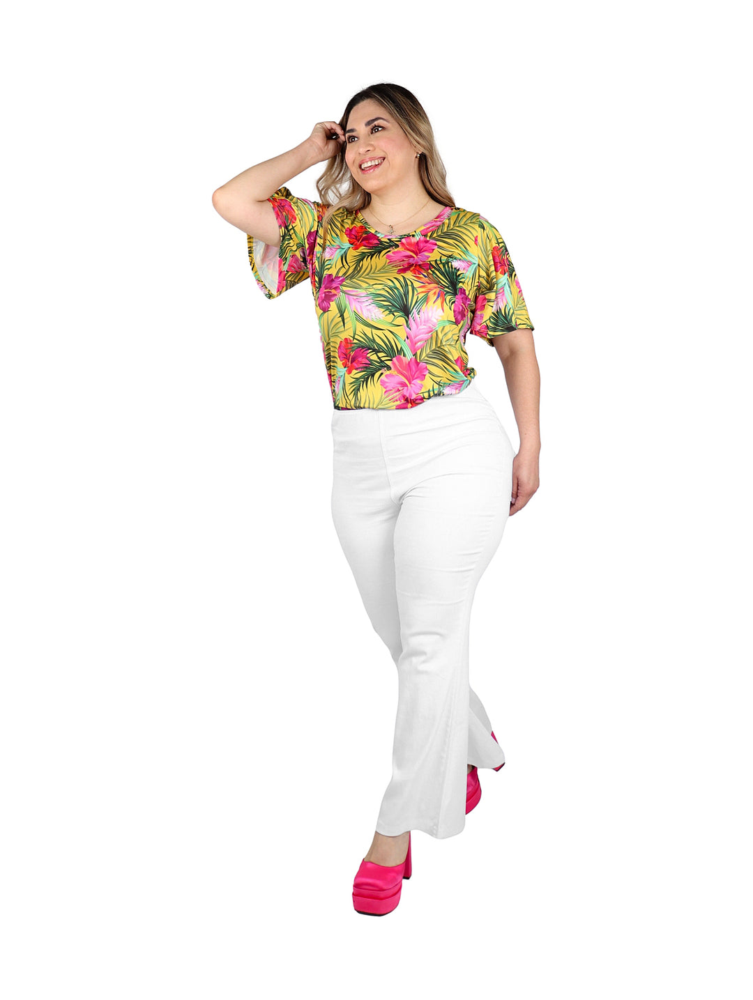 Mujer modelando un pantalón blanco de corte campana con blusa floral