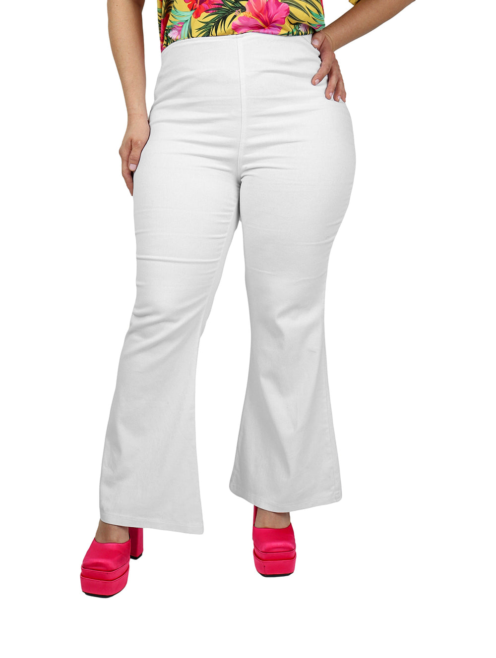 Mujer modelando un pantalón blanco de corte campana con blusa floral