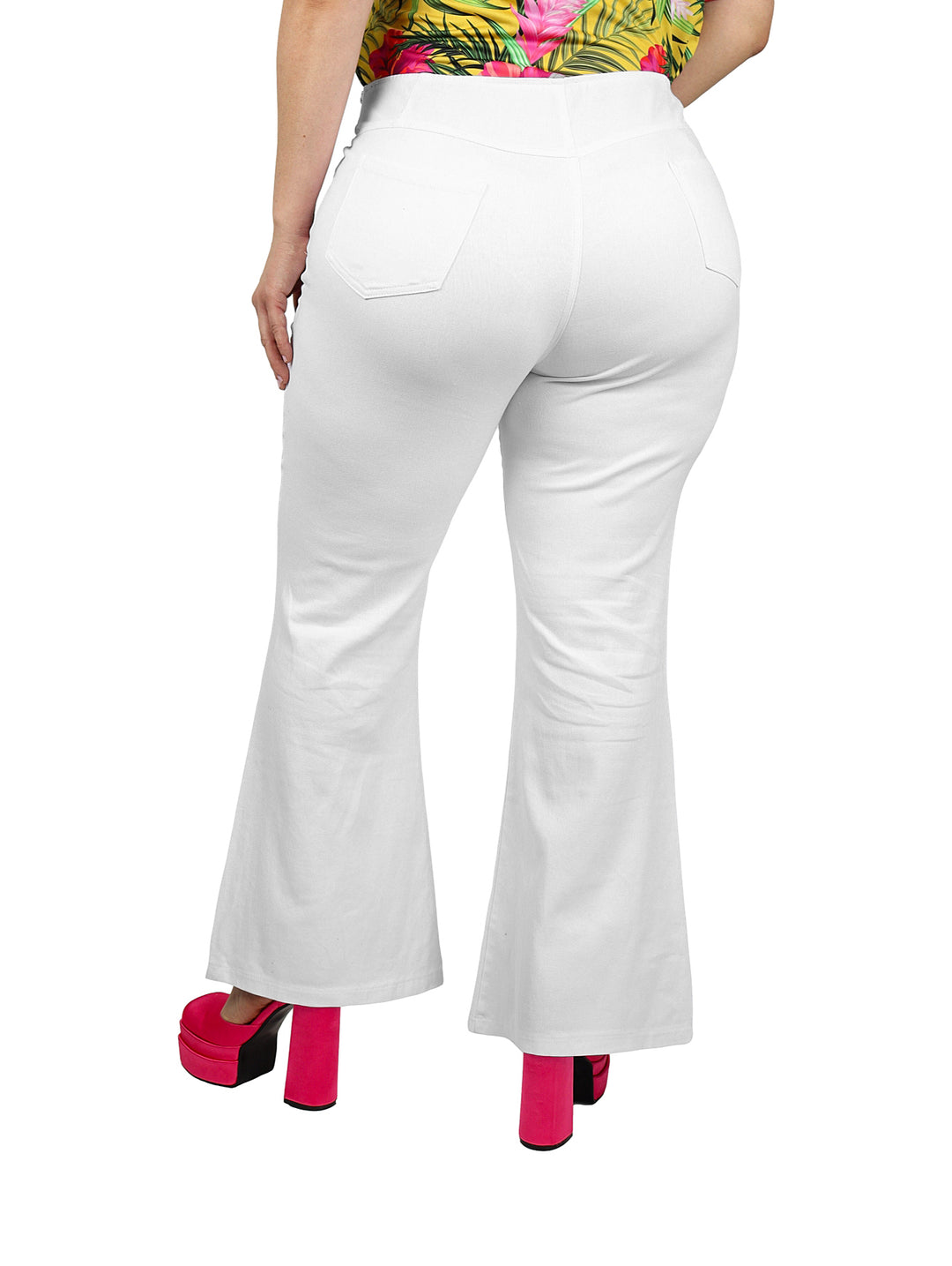Mujer modelando un pantalón blanco de corte campana con blusa floral