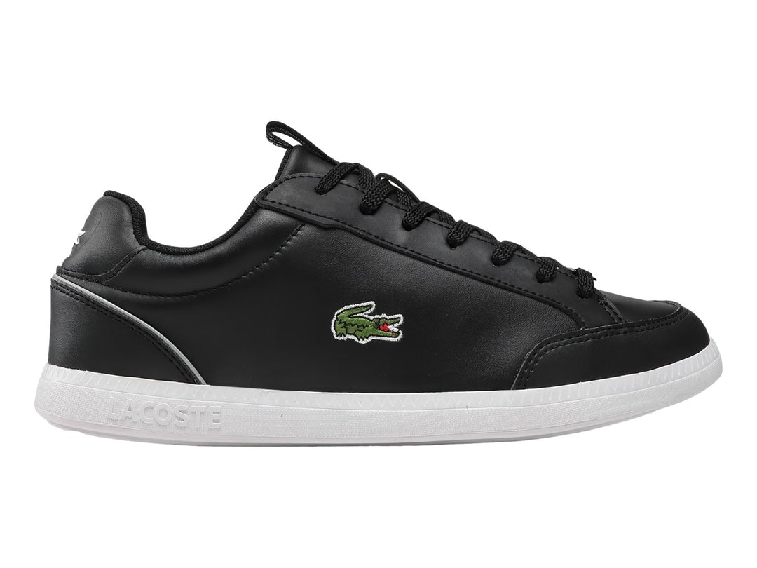 Tenis Lacoste color negro con suela blanca y logotipo del cocodrilo en el lateral.
