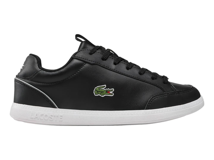 Tenis Lacoste color negro con suela blanca y logotipo del cocodrilo en el lateral.
