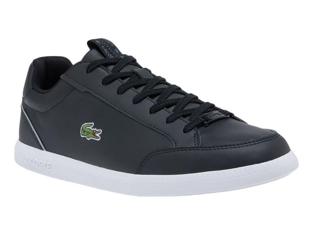 Tenis Lacoste color negro con suela blanca y logotipo del cocodrilo en el lateral.