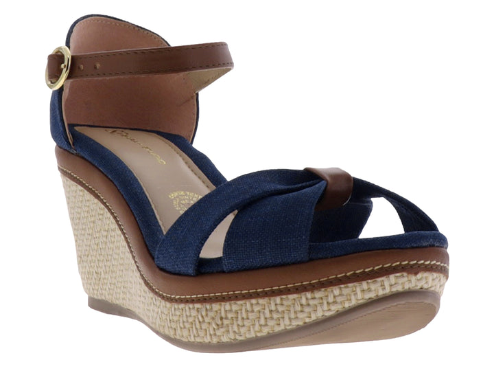 Sandalia de plataforma color azul marino con tacón cuña de yute y correa café en el tobillo para mujer.