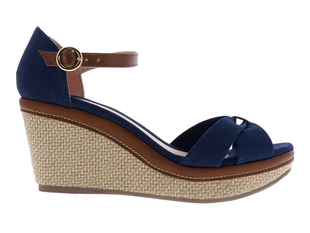 Sandalia de plataforma color azul marino con tacón cuña de yute y correa café en el tobillo para mujer.