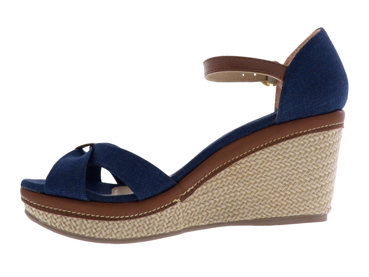 Sandalia de plataforma color azul marino con tacón cuña de yute y correa café en el tobillo para mujer.