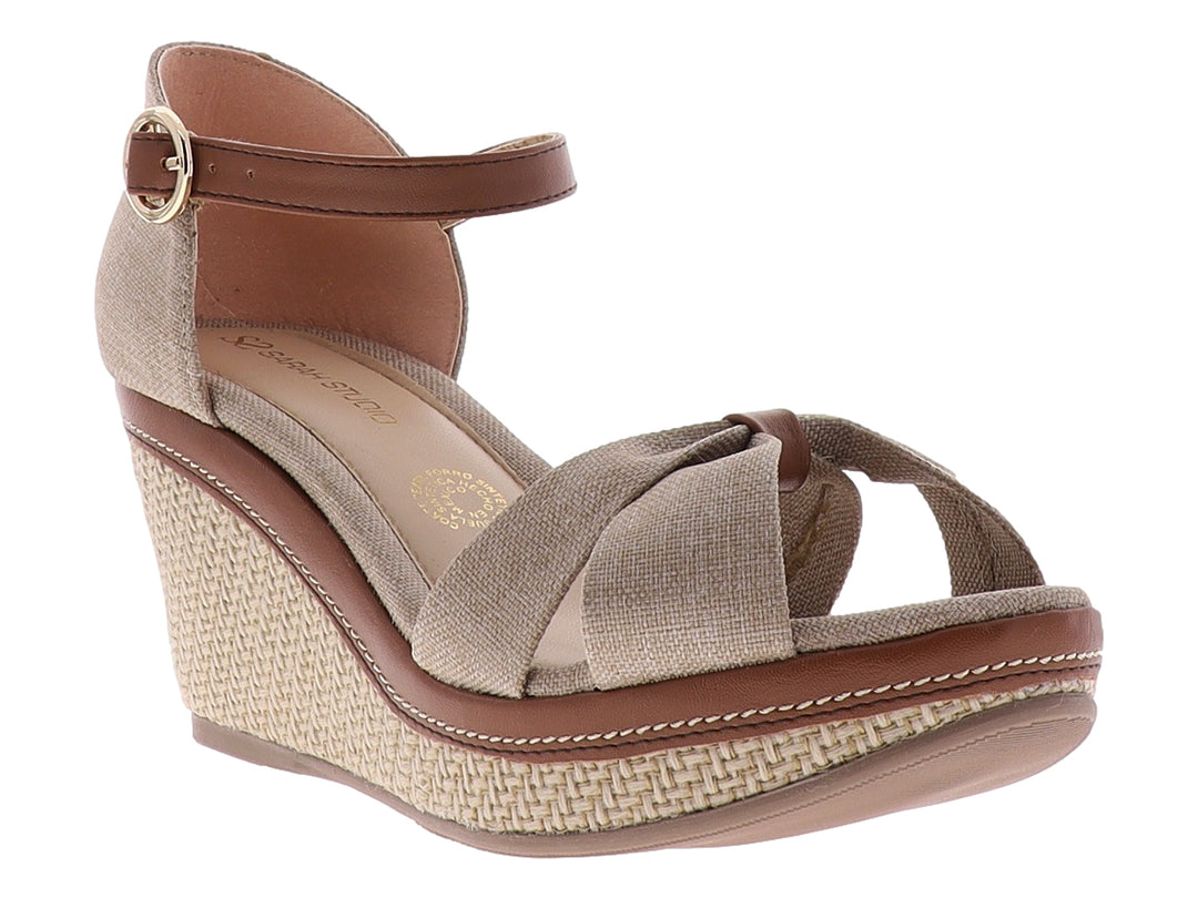 Sandalia de plataforma color crudo con detalles en marrón y tacón cuña tejido para mujer.