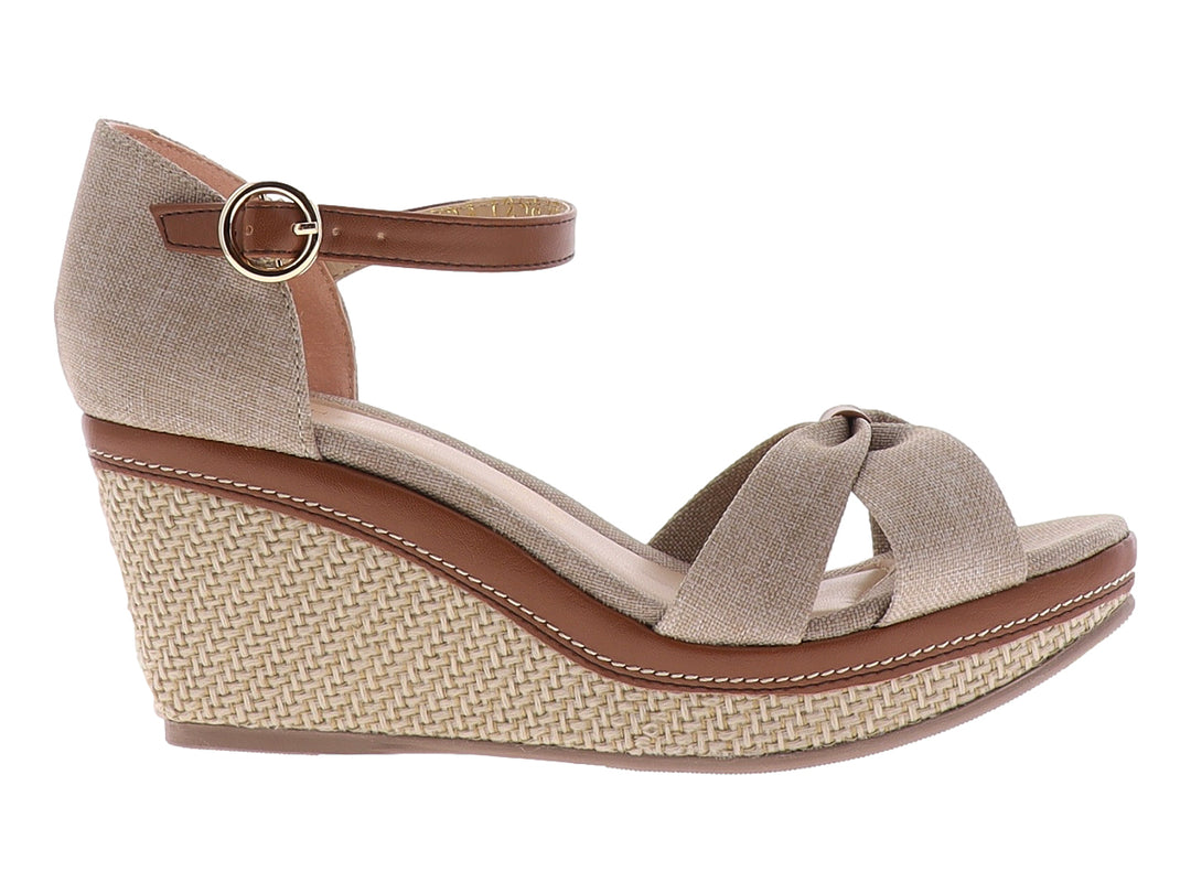 Sandalia de plataforma color crudo con detalles en marrón y tacón cuña tejido para mujer.
