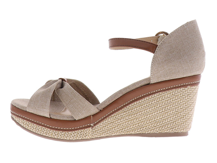 Sandalia de plataforma color crudo con detalles en marrón y tacón cuña tejido para mujer.