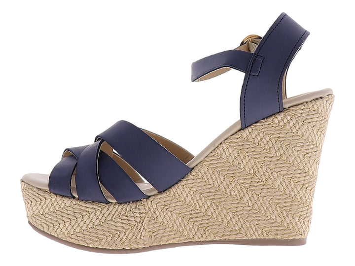 Sandalia de plataforma cuña con tiras cruzadas azul marino y base de yute beige.