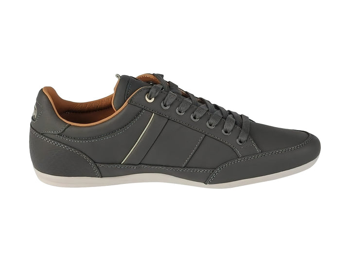 Tenis Lacoste color gris oscuro con suela blanca y forro interior café.