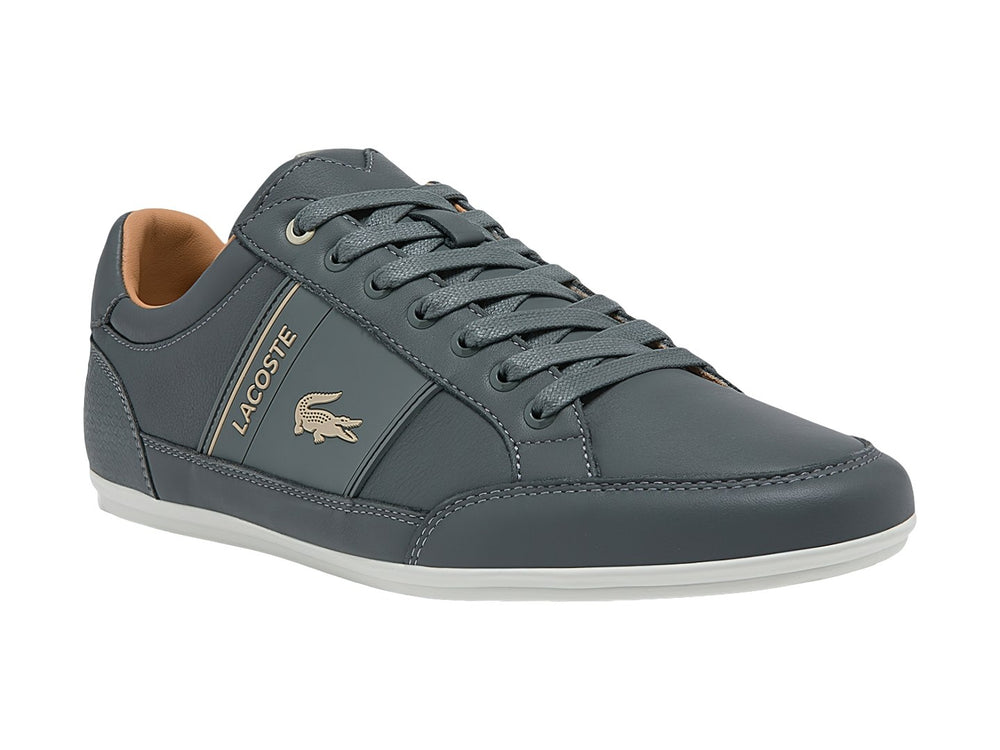 Tenis Lacoste color gris oscuro con suela blanca y forro interior café.