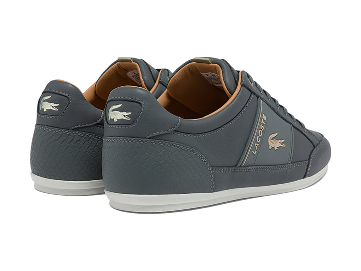 Tenis Lacoste color gris oscuro con suela blanca y forro interior café.