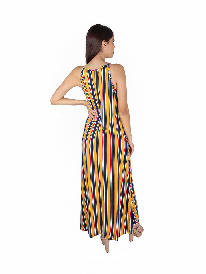 Vestido largo sin mangas para mujer con estampado de rayas verticales en colores mostaza, azul y blanco.