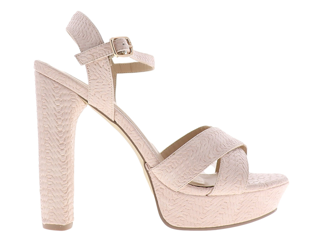 Sandalia color crema para mujer con tacón grueso, plataforma y textura tejida con correa ajustable al tobillo.