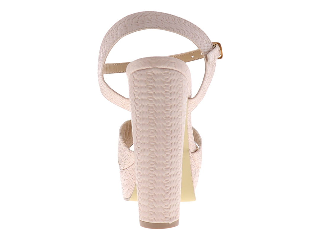 Sandalia color crema para mujer con tacón grueso, plataforma y textura tejida con correa ajustable al tobillo.