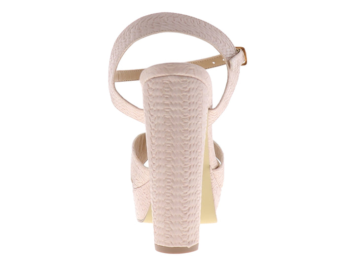 Sandalia color crema para mujer con tacón grueso, plataforma y textura tejida con correa ajustable al tobillo.