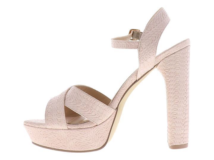 Sandalia color crema para mujer con tacón grueso, plataforma y textura tejida con correa ajustable al tobillo.