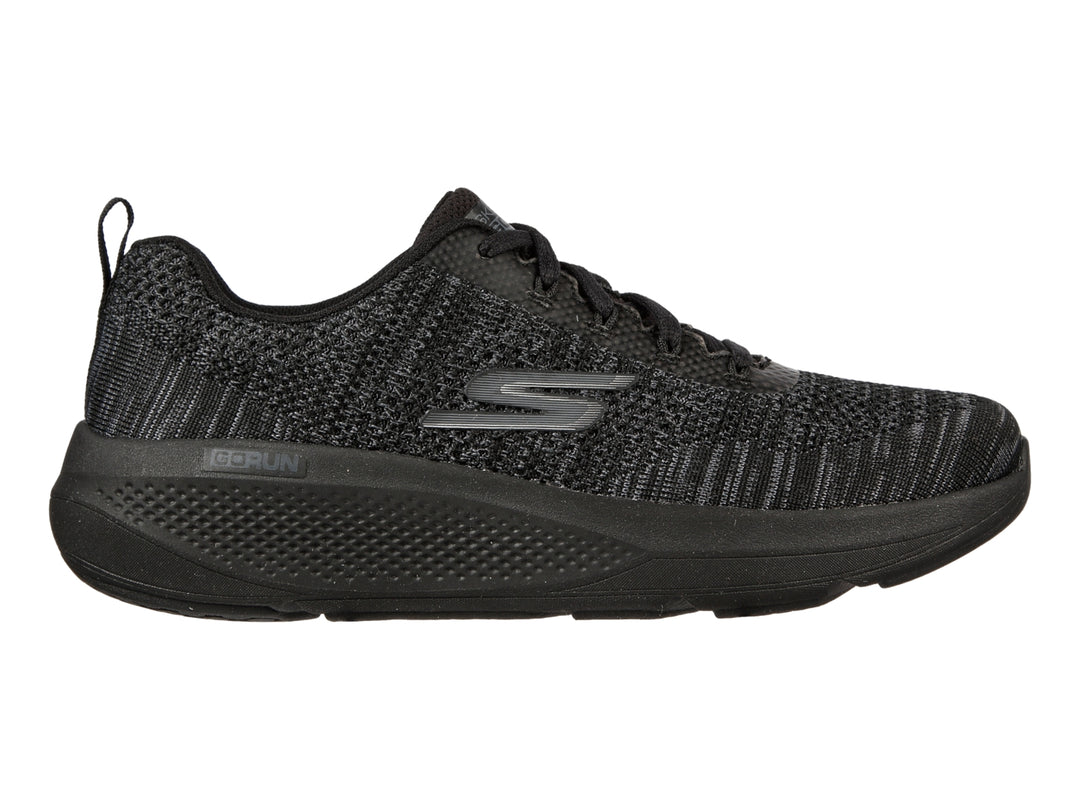 Tenis deportivos Skechers para mujer en color negro y gris con tejido transpirable y suela negra.
