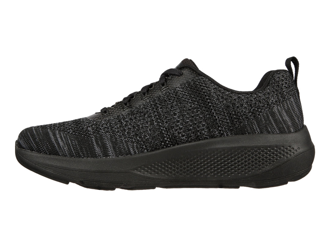 Tenis deportivos Skechers para mujer en color negro y gris con tejido transpirable y suela negra.