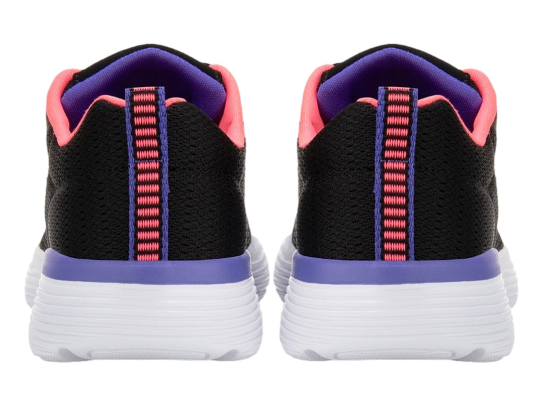Tenis deportivos Skechers para niña en color negro con suela blanca y detalles en morado y rosa.