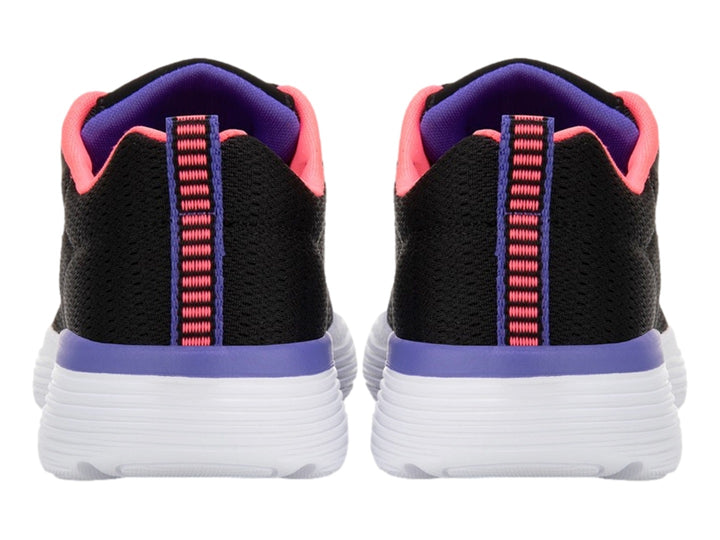 Tenis deportivos Skechers para niña en color negro con suela blanca y detalles en morado y rosa.