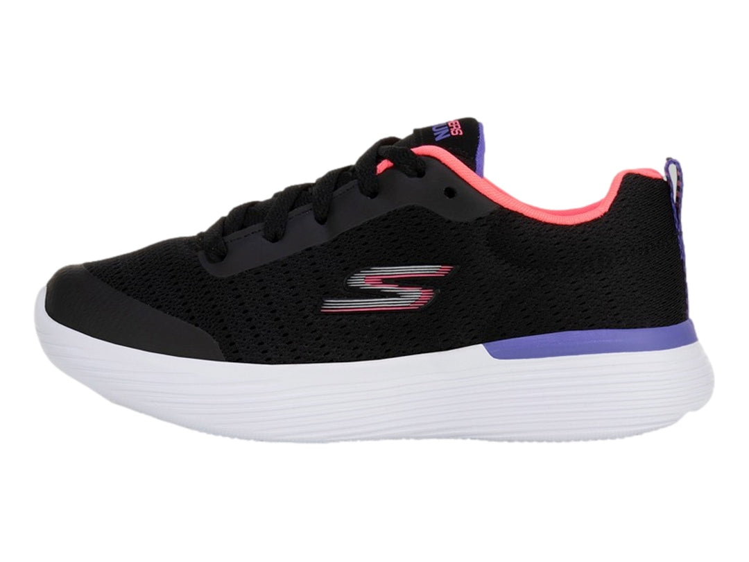 Tenis deportivos Skechers para niña en color negro con suela blanca y detalles en morado y rosa.