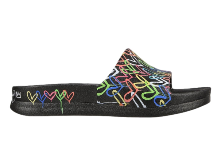 Sandalia Skechers negra para mujer con estampado multicolor estilo grafiti en la banda superior.