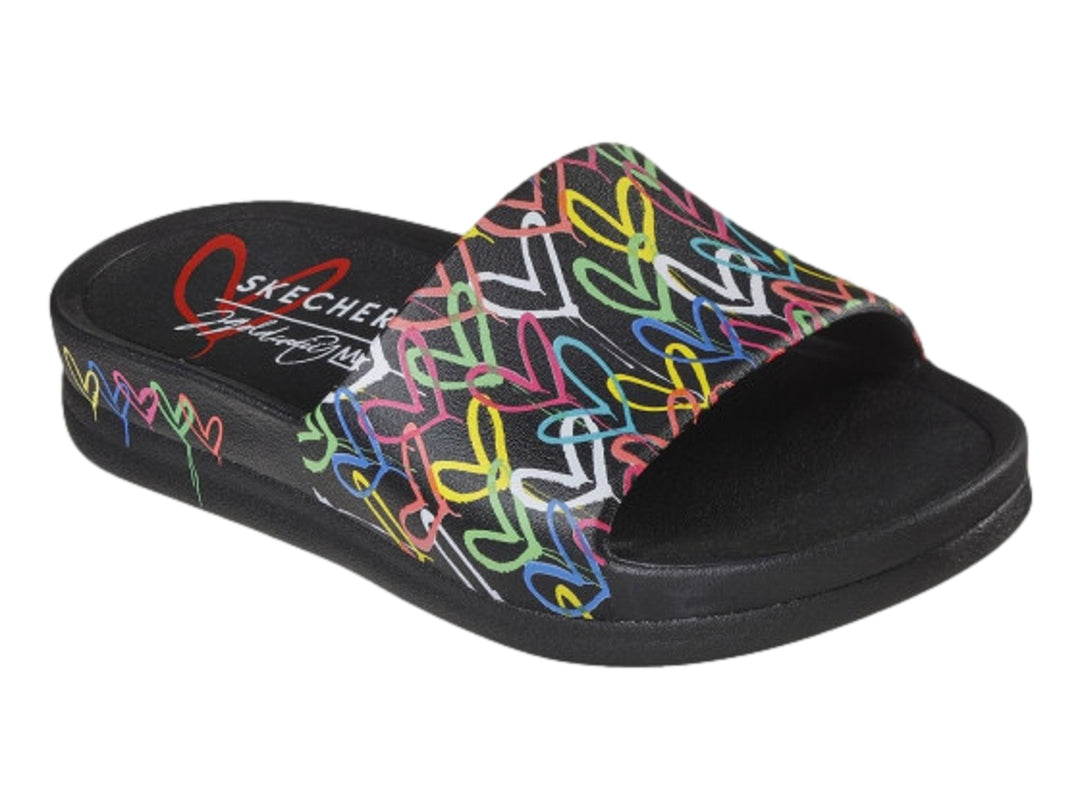 Sandalia Skechers negra para mujer con estampado multicolor estilo grafiti en la banda superior.