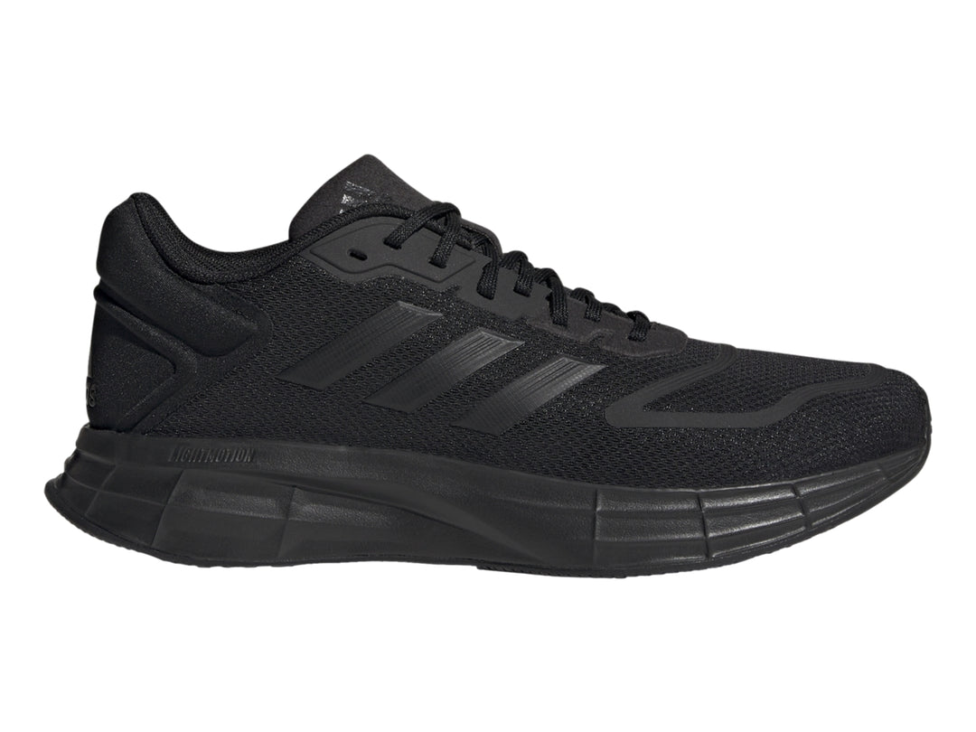 Tenis Adidas Duramo 10 en color negro sólido con suela deportiva y tejido transpirable.