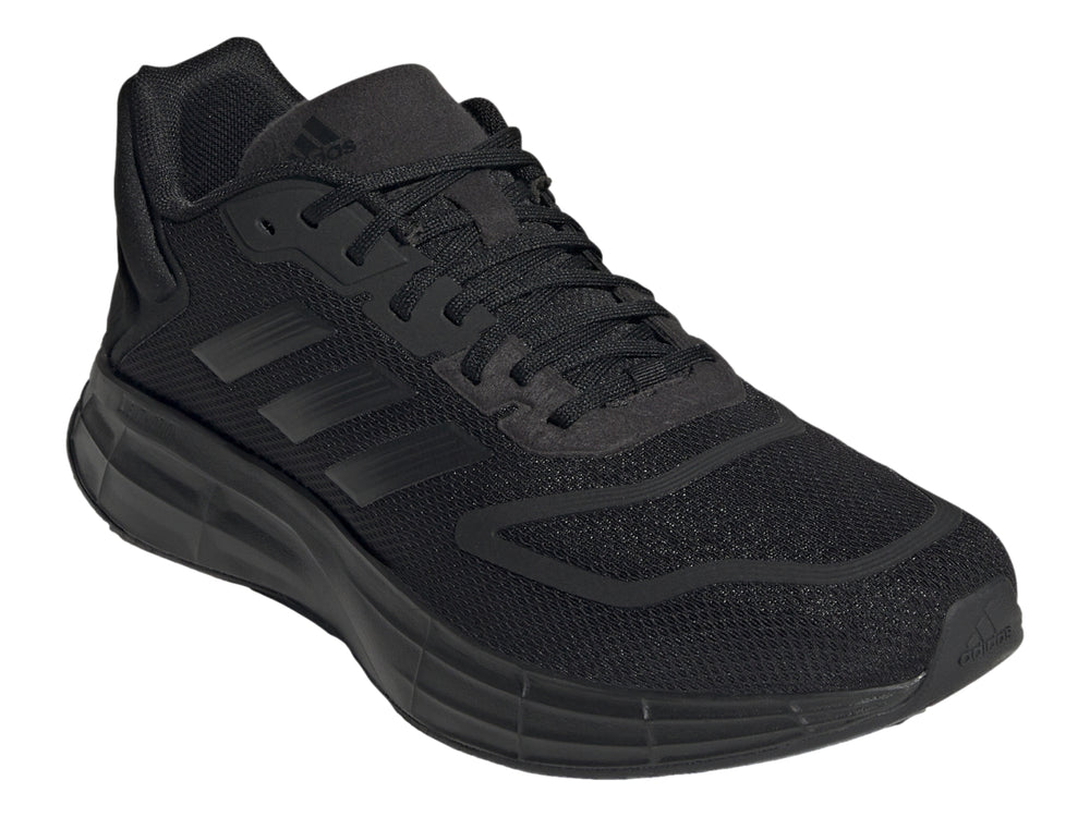 Tenis Adidas Duramo 10 en color negro sólido con suela deportiva y tejido transpirable.