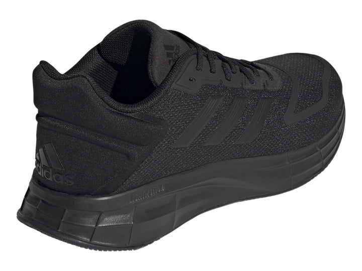 Tenis Adidas Duramo 10 en color negro sólido con suela deportiva y tejido transpirable.