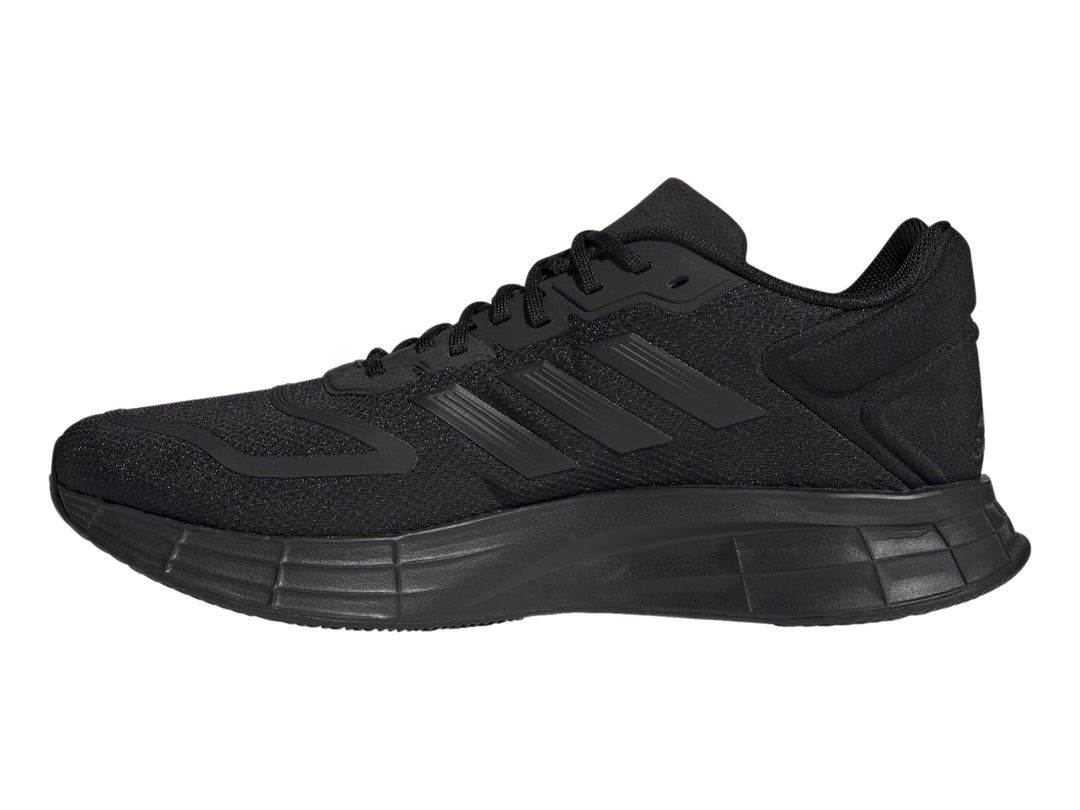 Tenis Adidas Duramo 10 en color negro sólido con suela deportiva y tejido transpirable.