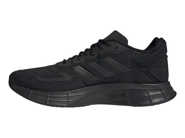 Tenis Adidas Duramo 10 en color negro sólido con suela deportiva y tejido transpirable.