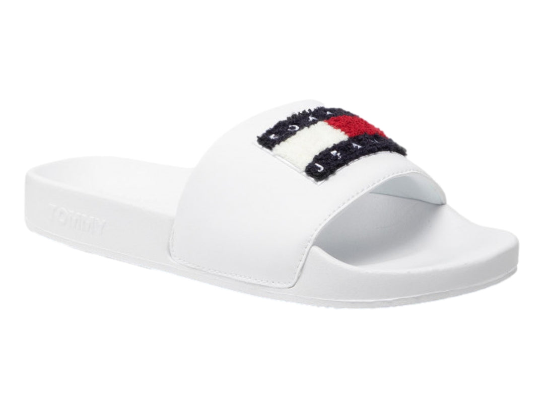 Sandalia blanca tipo slide de Tommy Hilfiger con detalle tricolor en la correa.