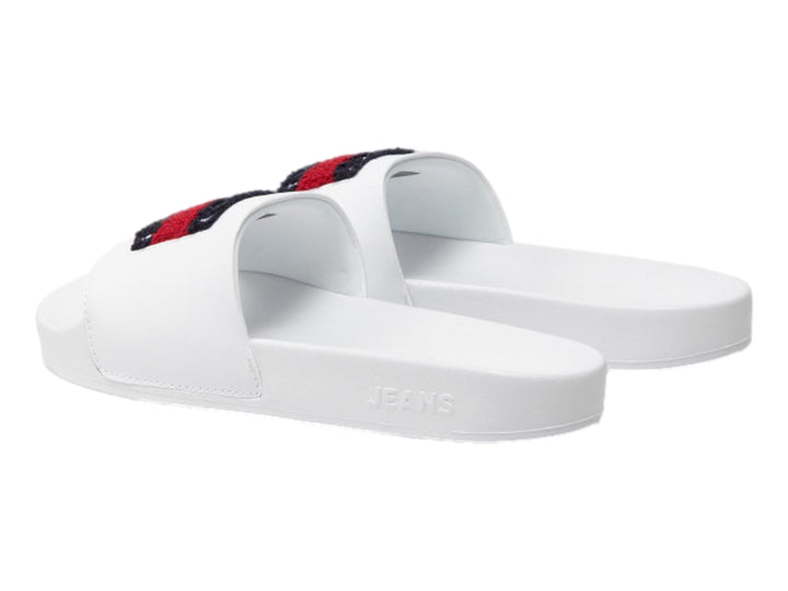 Sandalia blanca tipo slide de Tommy Hilfiger con detalle tricolor en la correa.