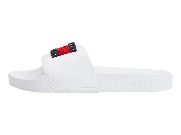 Sandalia blanca tipo slide de Tommy Hilfiger con detalle tricolor en la correa.