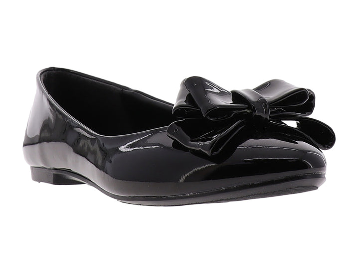 Zapato plano color negro brillante con un moño decorativo en la parte frontal.